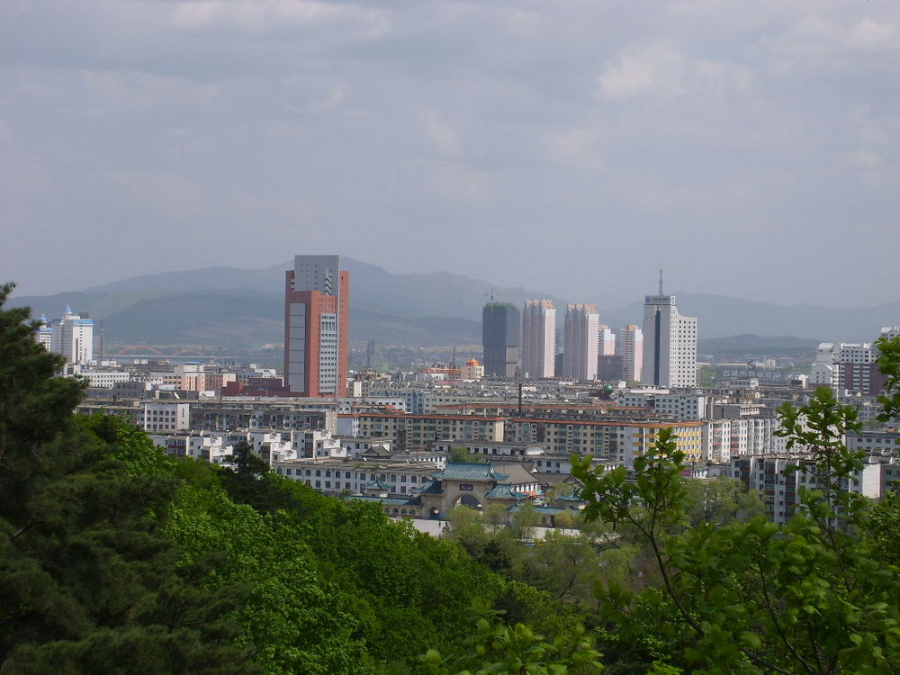 Aussicht vom Tempelberg auf die Stadt Jilin