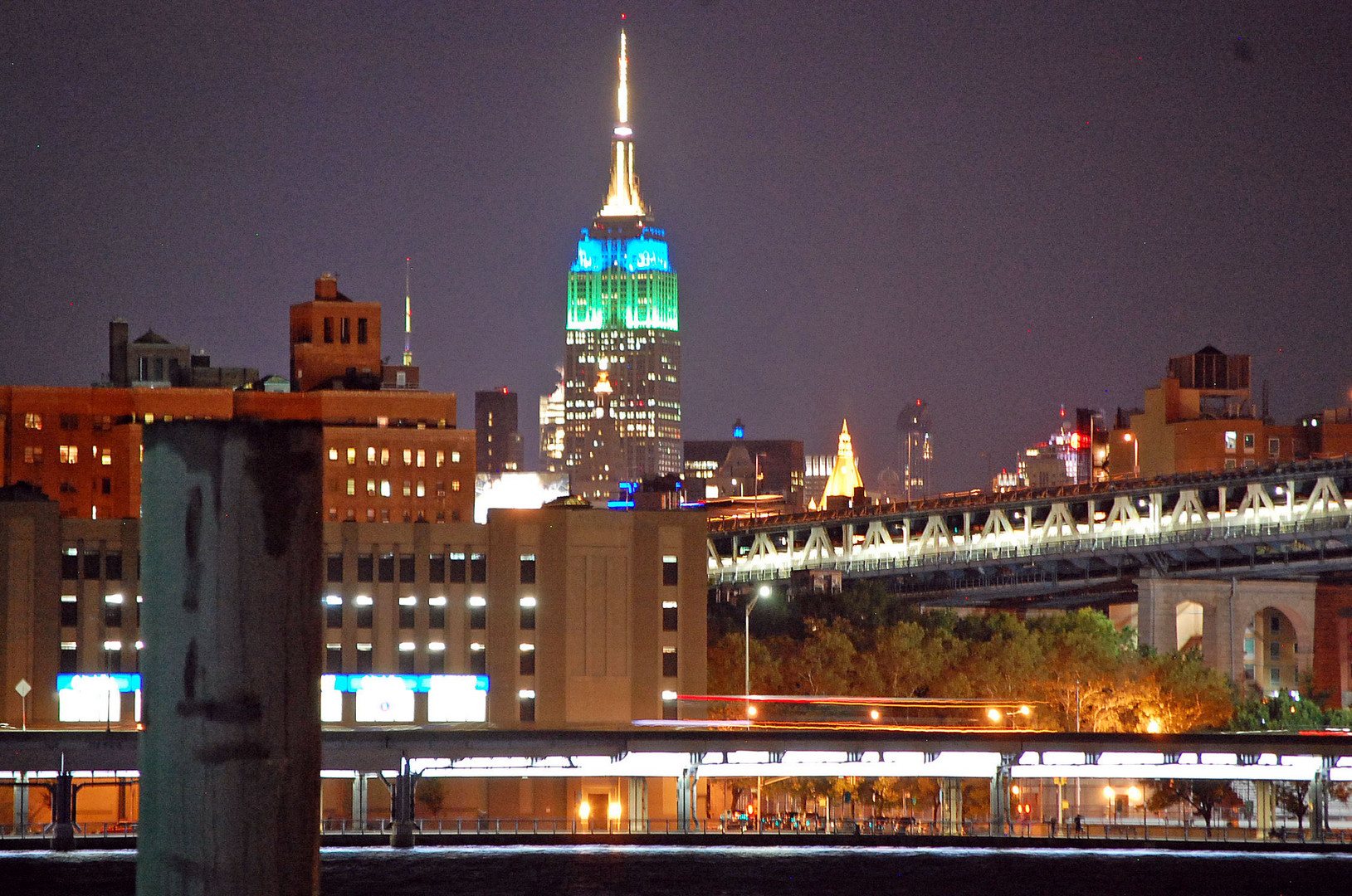 Aussicht von Brooklyn nach Manhattan bei Nacht