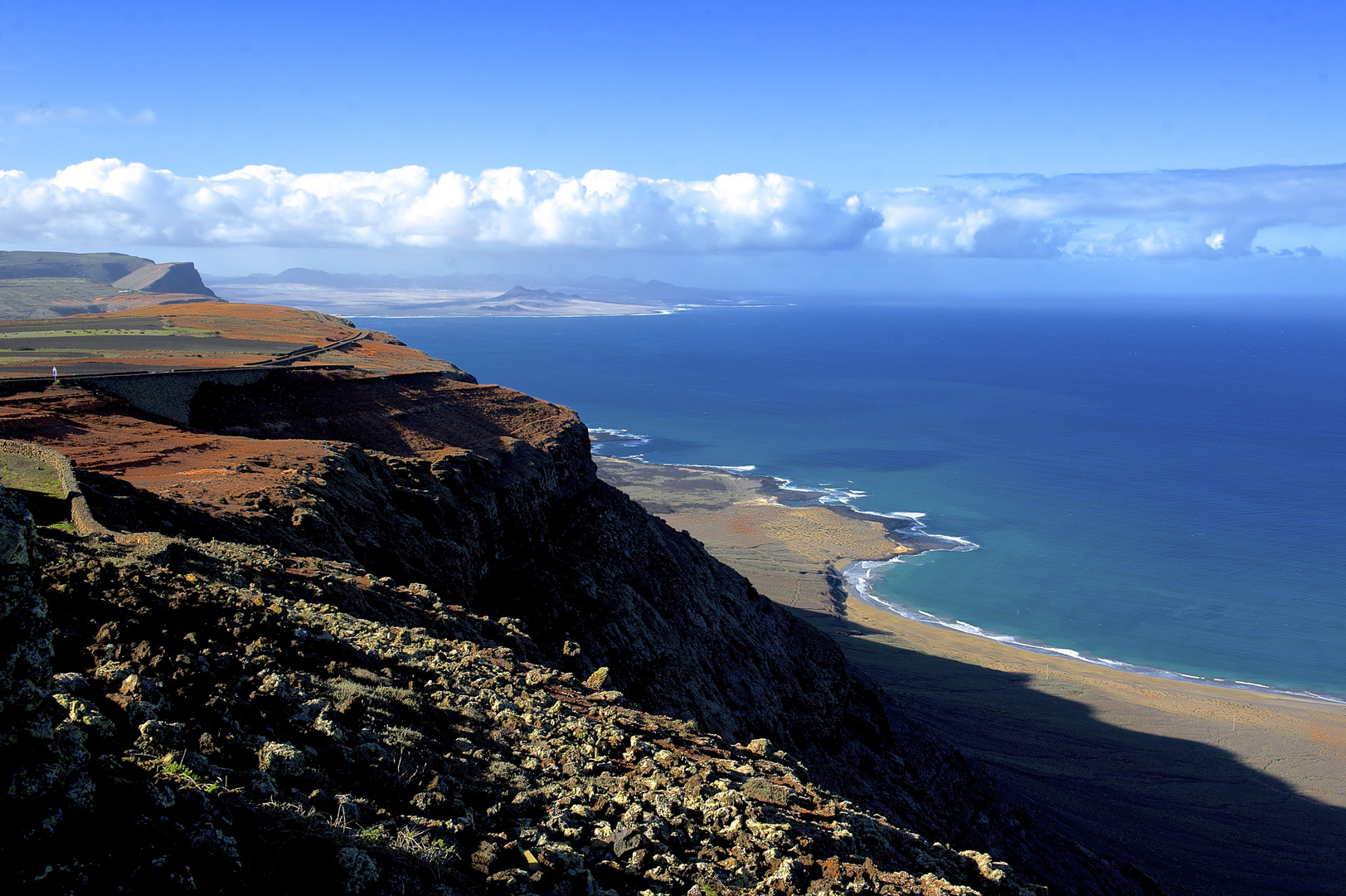 Aussicht von Cesar Manriques Mirador del Río auf die Küste Lanzarotes