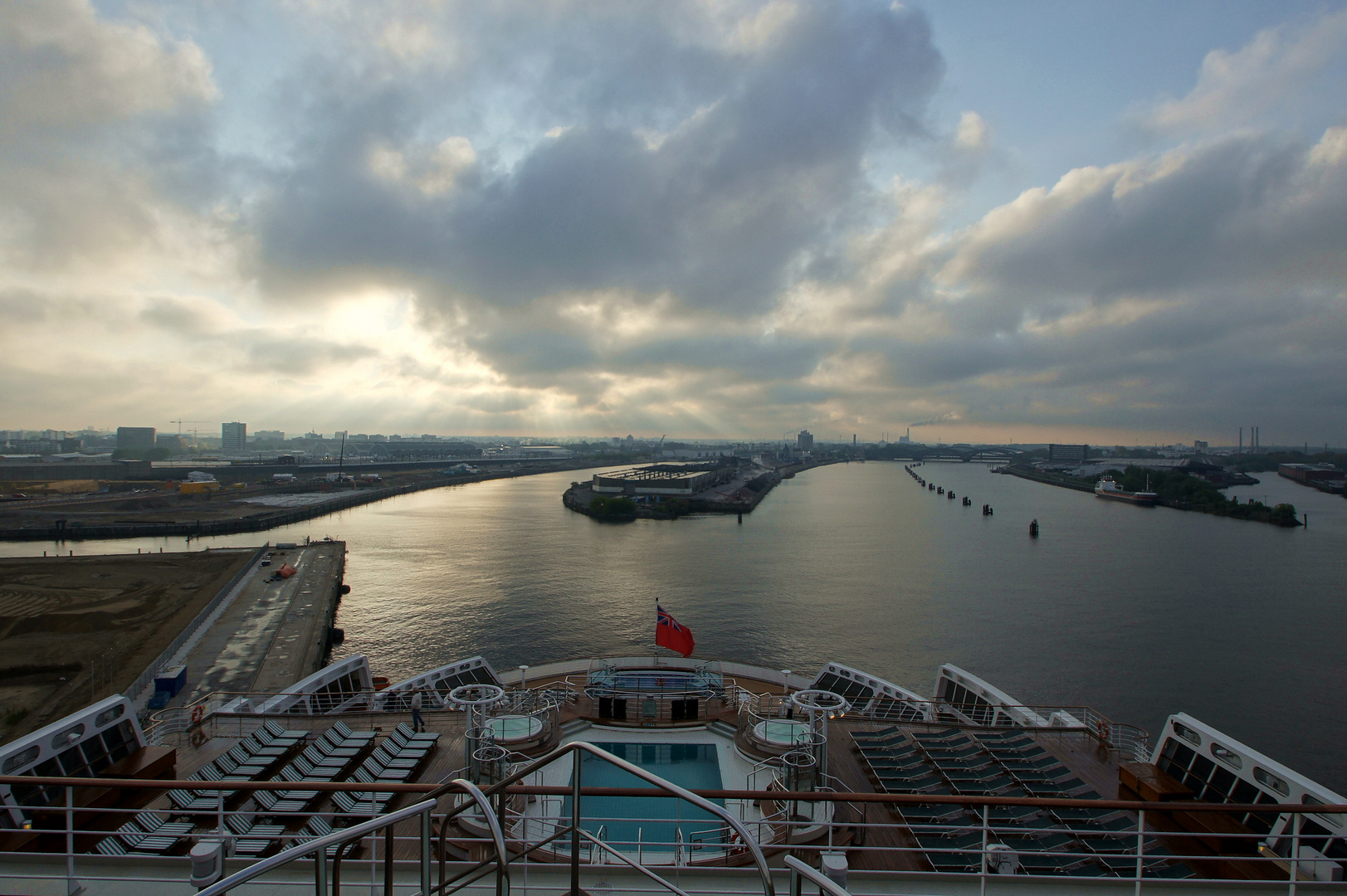 Aussicht von der Queen Mary II auf Hamburg