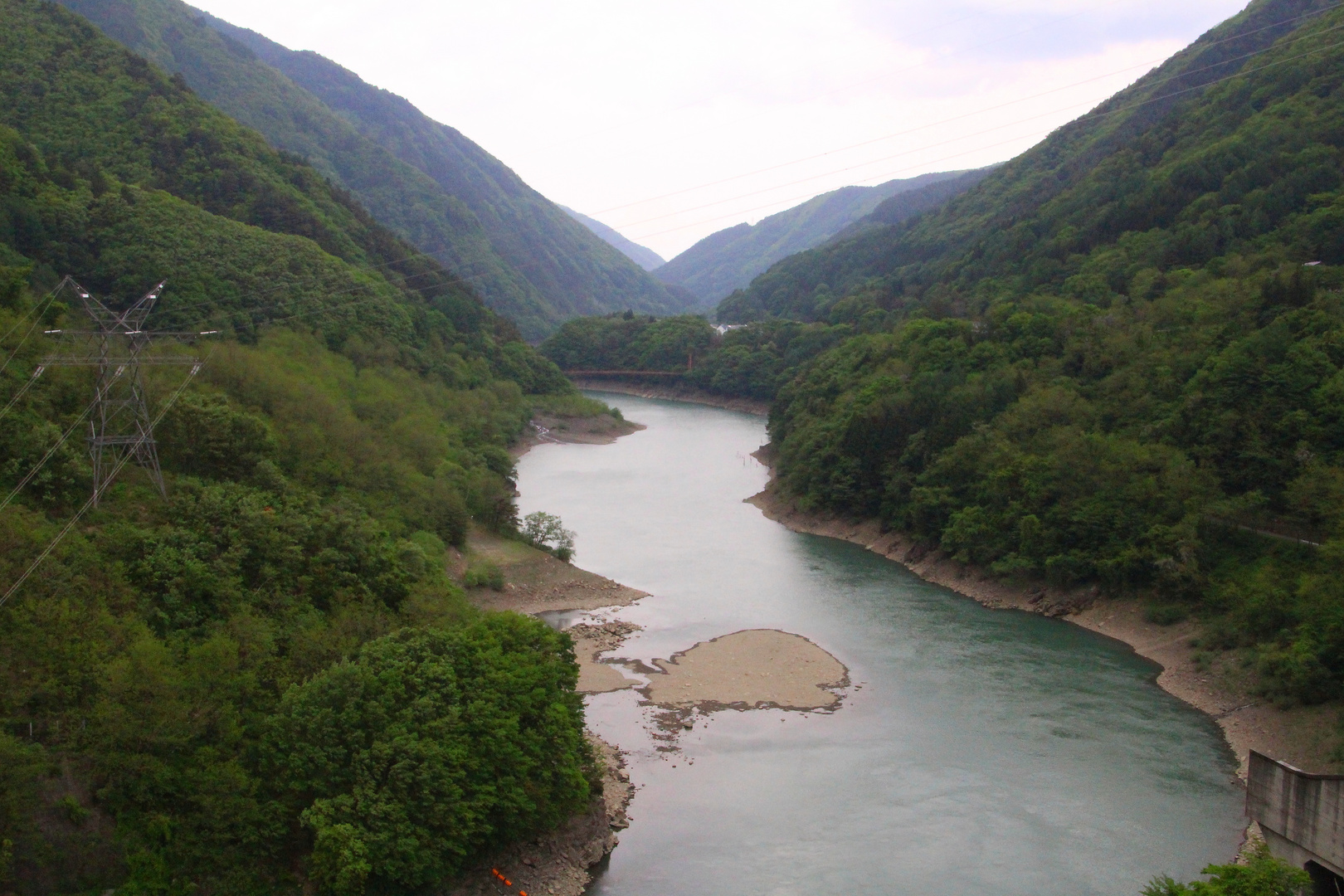 Aussicht von einem japanischen Wasserkraftwerk.