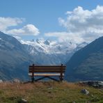 Aussichtsbank mit Blick auf das Berninamassiv