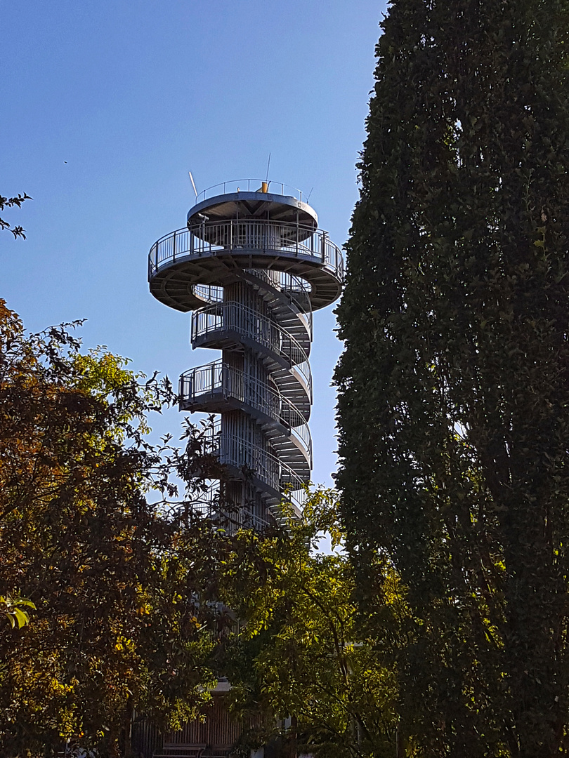 Aussichtsturm im Park der Gärten