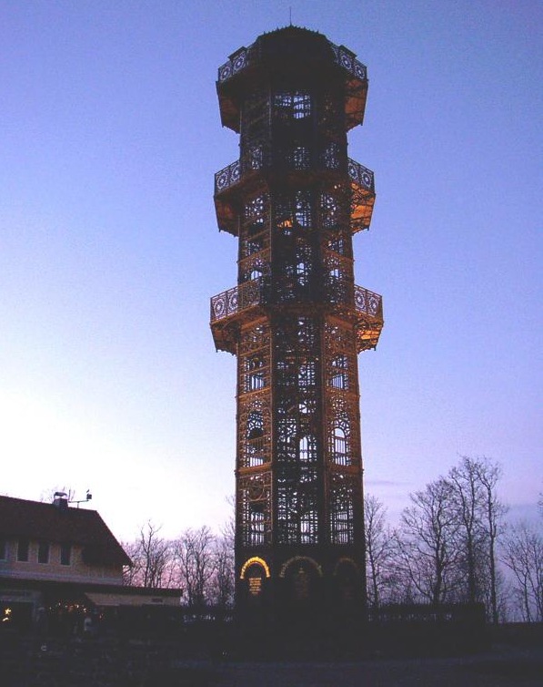 Aussichtsturm in der Dämmerung