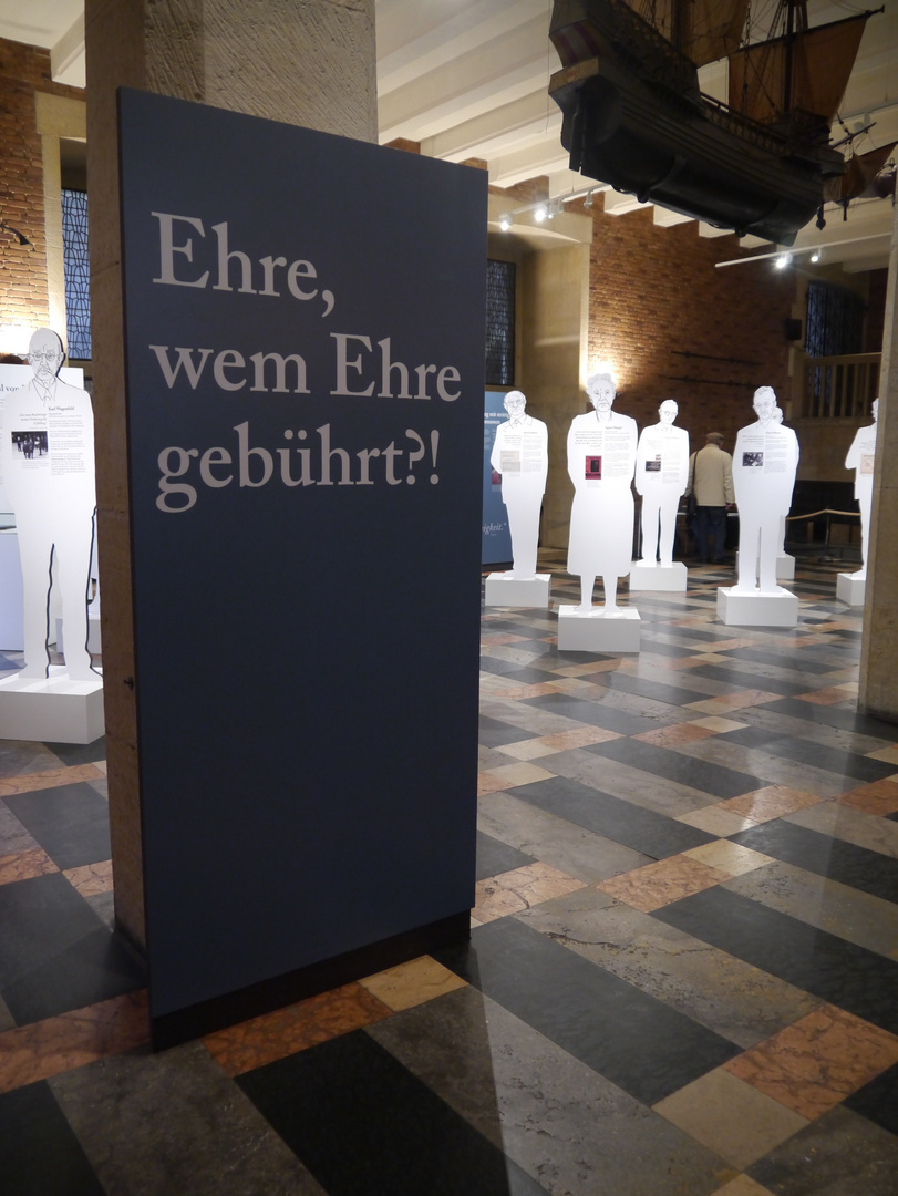 Ausstellung zur Diskussion um die Umbennenung des Hindenburgplatzes im Münster (2)