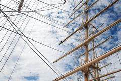 Austausch eines Segels der Royal Clipper in luftiger Höhe ...