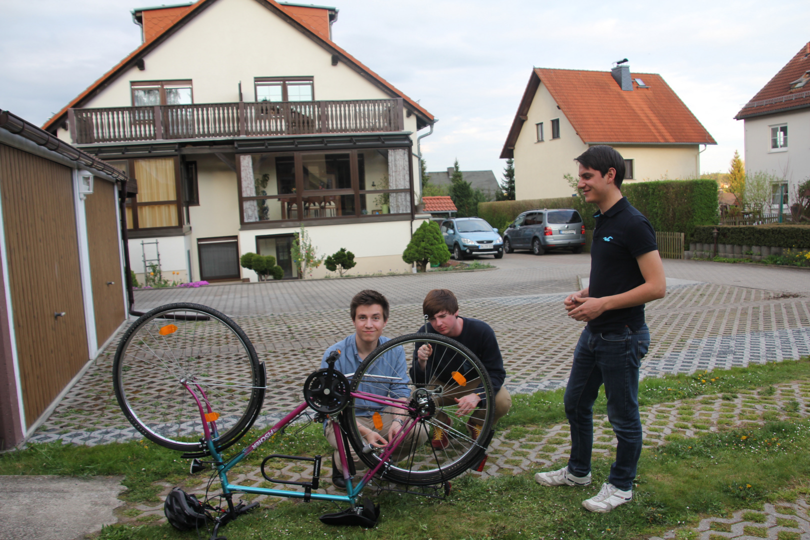 Austauschschüler aus Amerika,Mexiko und England-gemeinsame Reparatur eines Fahrrad`s
