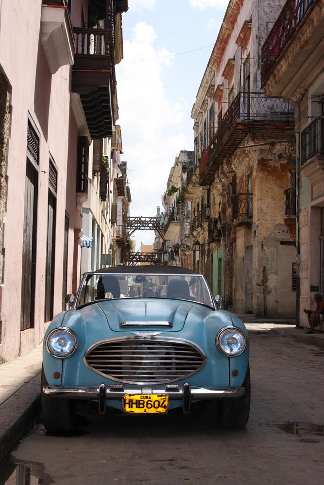 Austin Martin in der Altstadt von Havanna