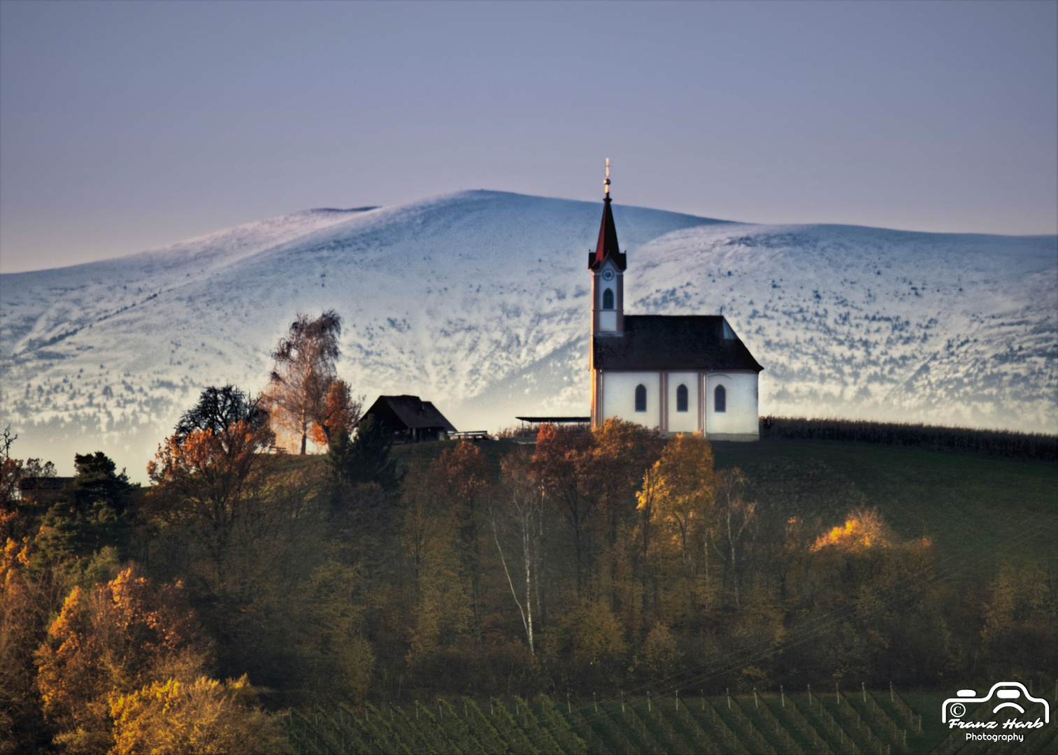 Austria, Styria, Glojach: Foto-Experiment, Kapelle mit der Pack im Hintergrund 