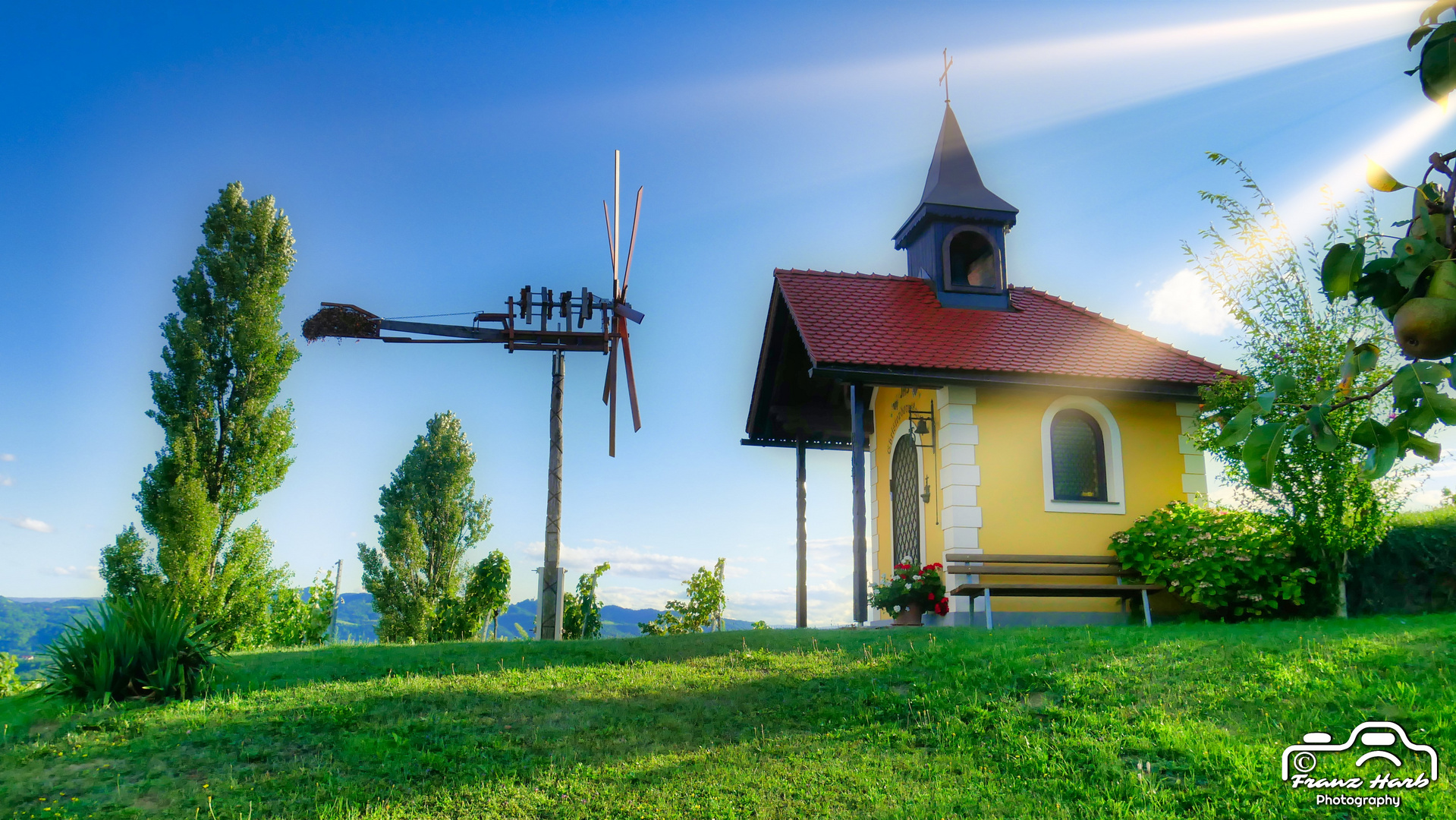 Austria, Styria, Südsteirische Weinstraße: Kapelle mit Klapotez 