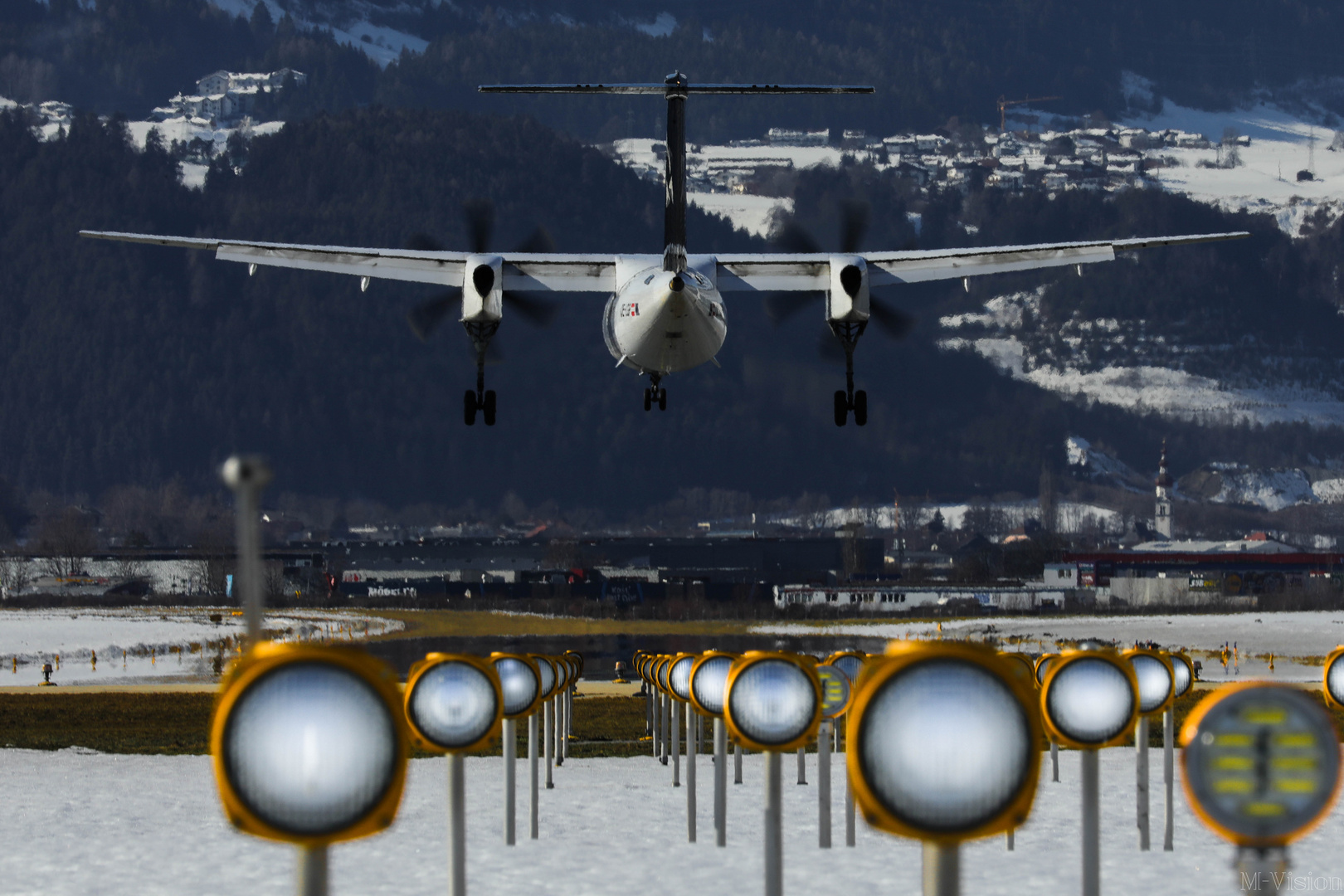 Austrian DH8D landing @ Innsbruck