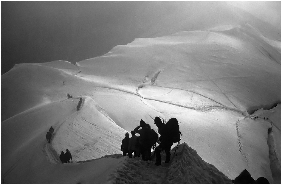 Auswurf der 6 Uhr-Bergbahn von Chamonix im Montblanc-Gebiet