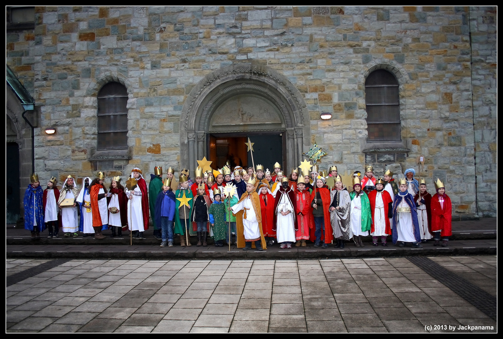 Auszug der Sternsinger nach dem Aussendungsgottesdienst am 5.01.2013