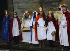 Auszug der Sternsinger nach dem Aussendungsgottesdienst