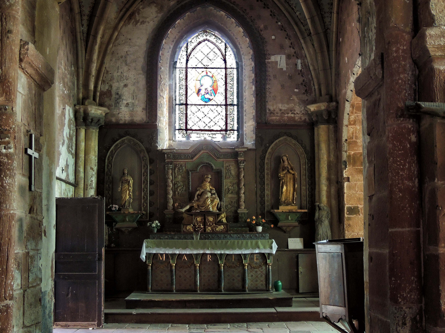 Autel de l'église Saint Pierre à Collonges la rouge 