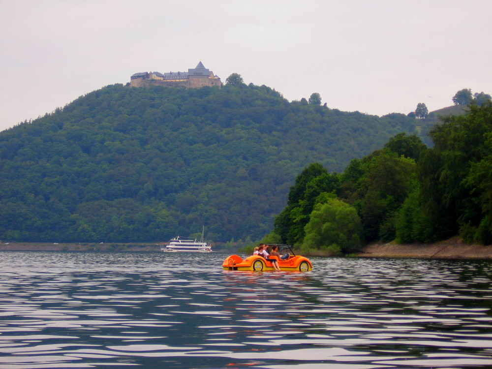 Auto auf dem See