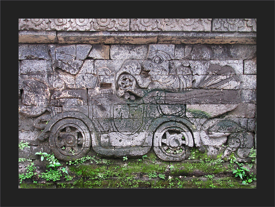 Auto auf der Tempelmauer