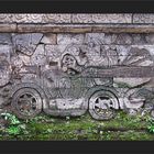 Auto auf der Tempelmauer