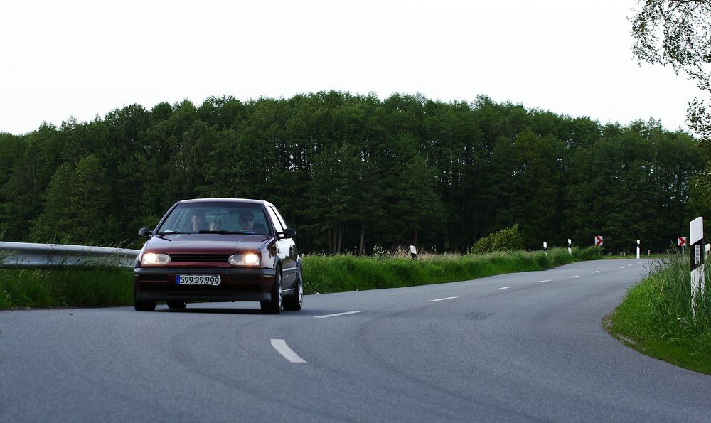 Auto auf Straße in Schleswig Holstein