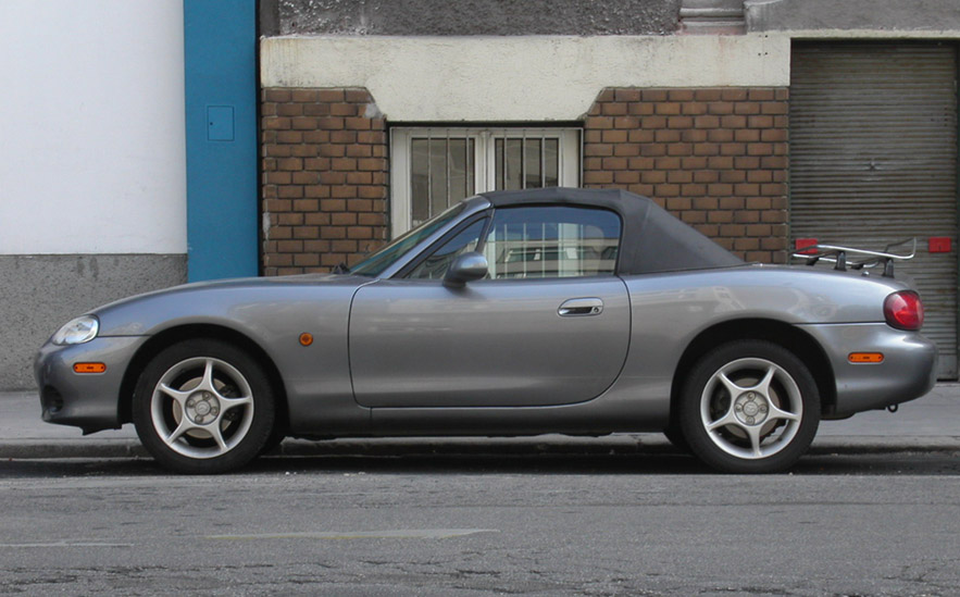 Auto auf Straße (Mazda MX5)