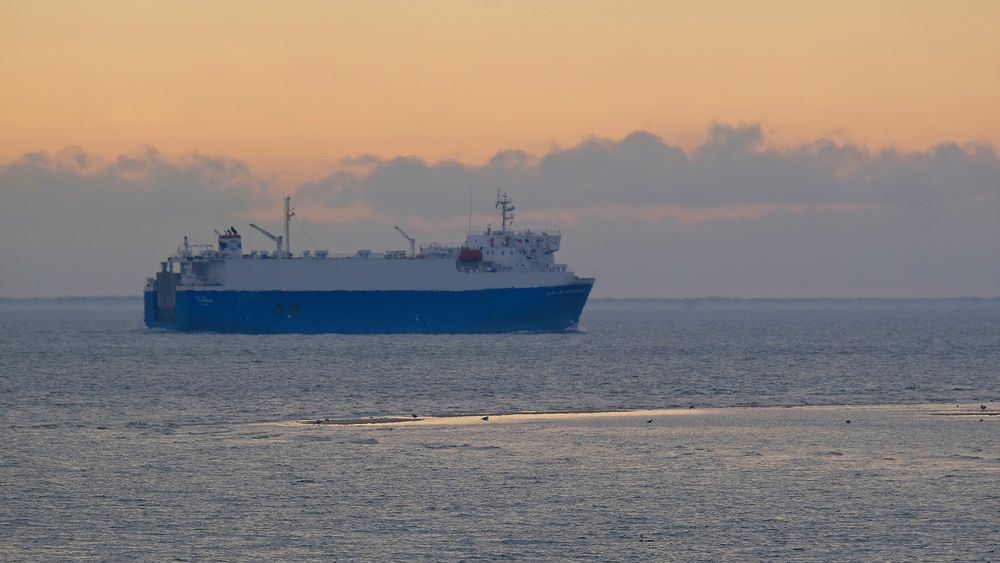 Auto-Carrier auf der Westerems seewärts am 11.03.18 in der Abenddämmerung vor Borkum