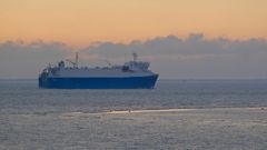 Auto-Carrier auf der Westerems seewärts am 11.03.18 in der Abenddämmerung vor Borkum