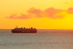 Auto-Carrier auf der Westerems vor Borkum im abendlichen Gegenlicht