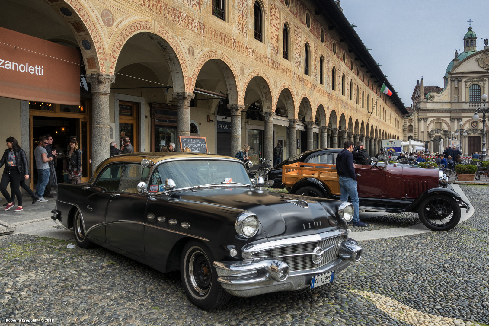 Auto d'epoca in piazza Ducale, Vigevano