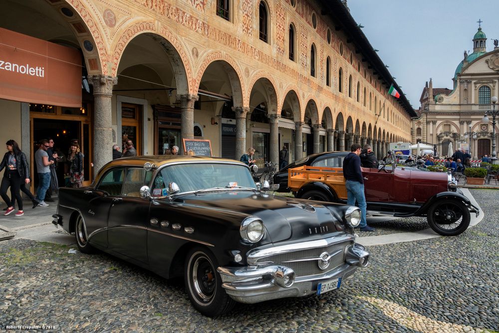 Auto d'epoca in piazza Ducale, Vigevano