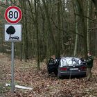 Auto gegen Baum