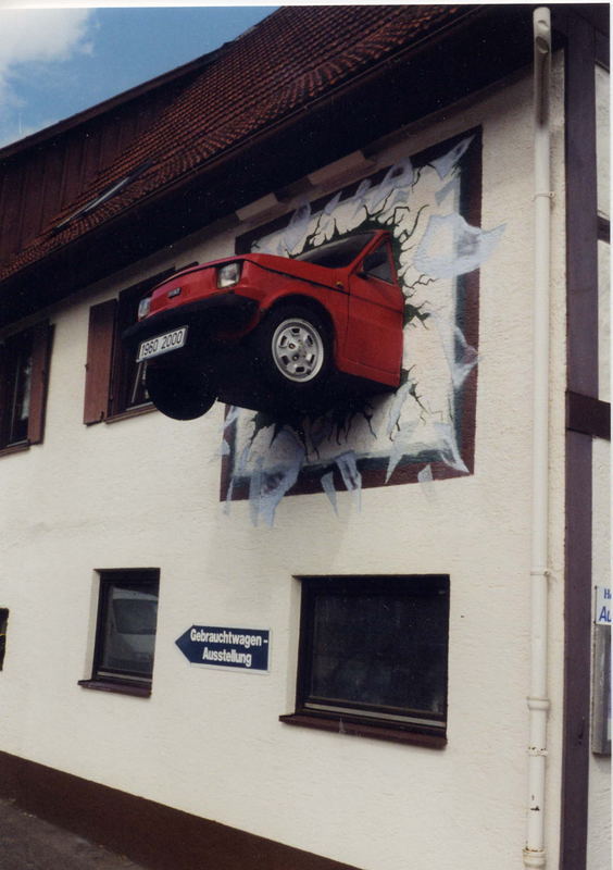 Auto hängt im Fenster