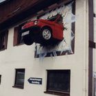 Auto hängt im Fenster