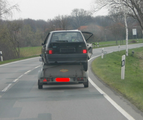 Auto Huckepack auf nem Hänger