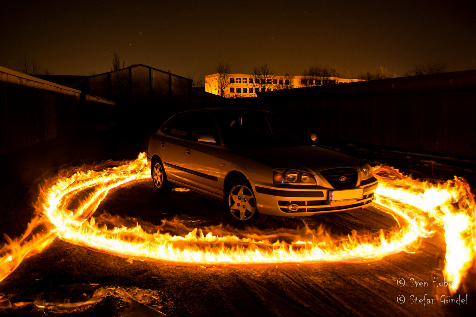 Auto im Feuerkreis