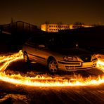 Auto im Feuerkreis