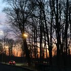 Auto in der Kurve beim Sonnenuntergang 