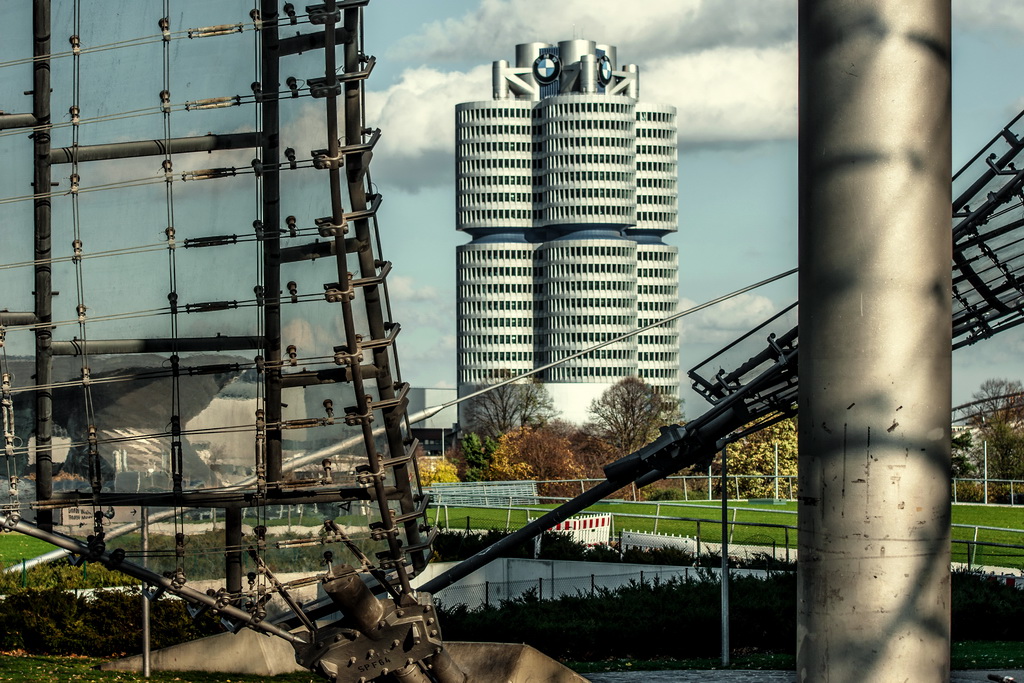 Auto Industrie und Sport-Architektur auf dem Münchner Olympia Gelände