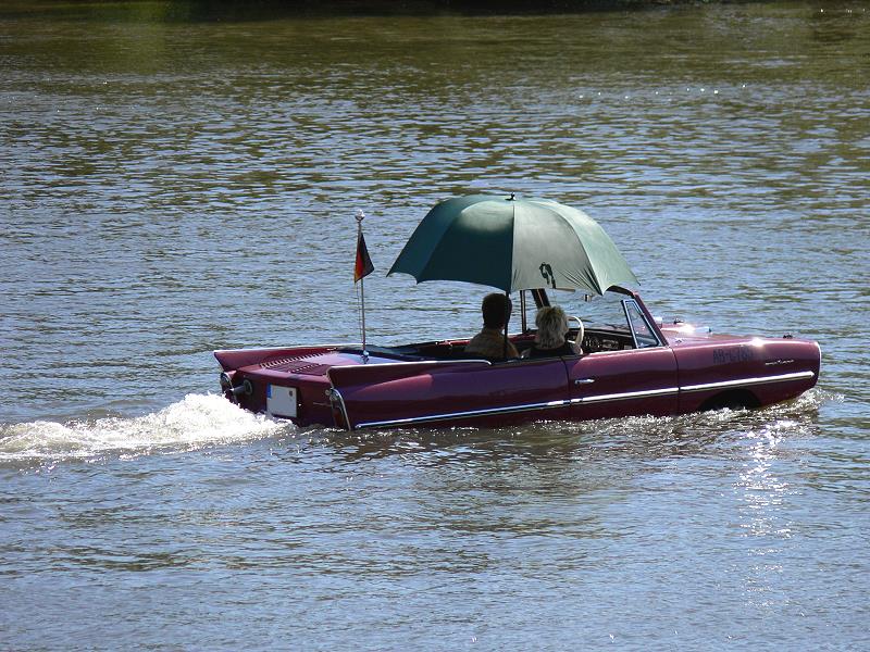 Auto mit Sonnenschirm ... sonst alles fast normal