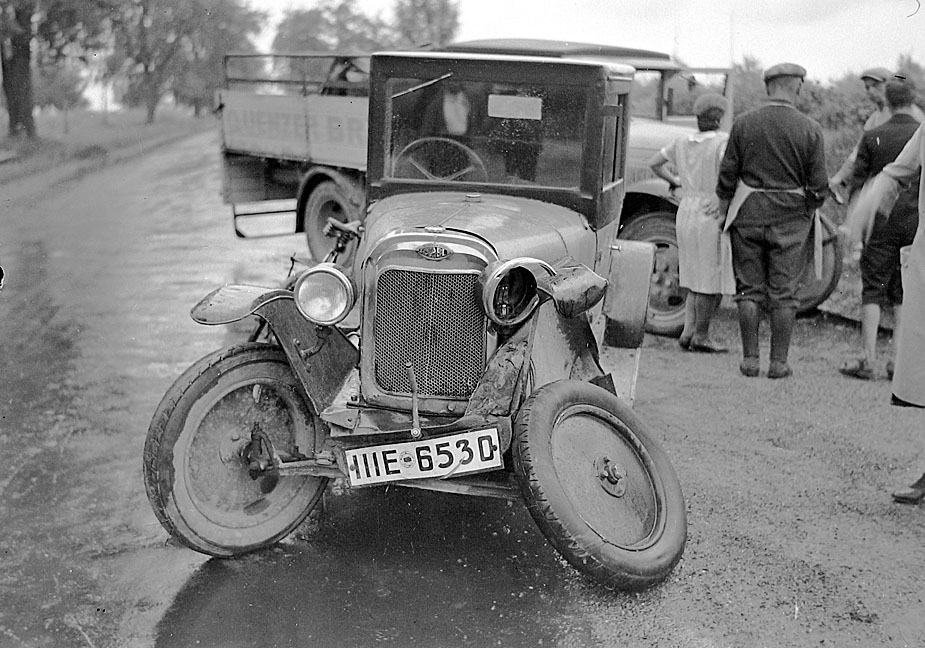 "Auto, schief gefahrenes"