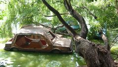 Auto-Tretboot-Friedhof