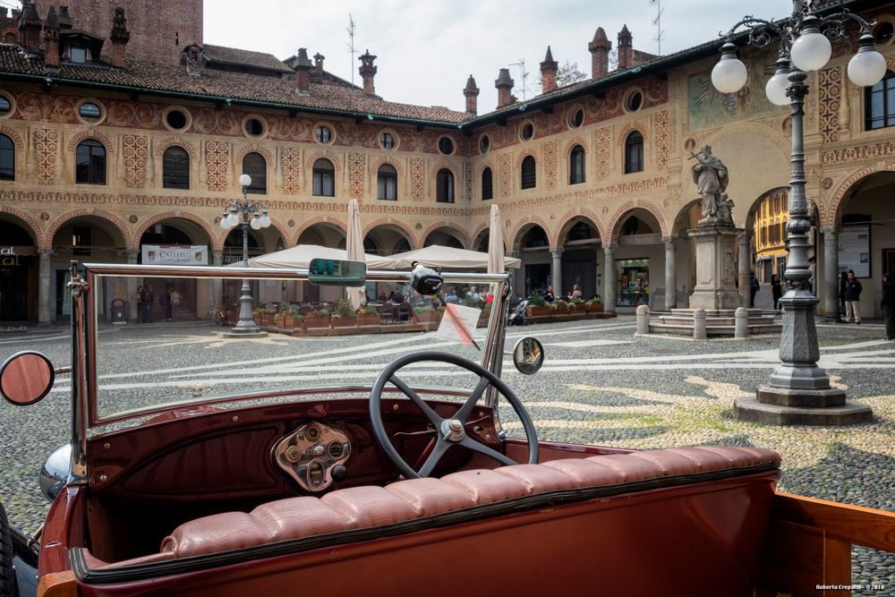 Auto vintage in piazza Ducale, Vigevano