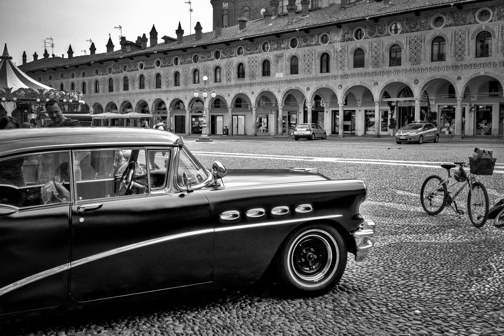 Auto vintage in piazza Ducale, Vigevano
