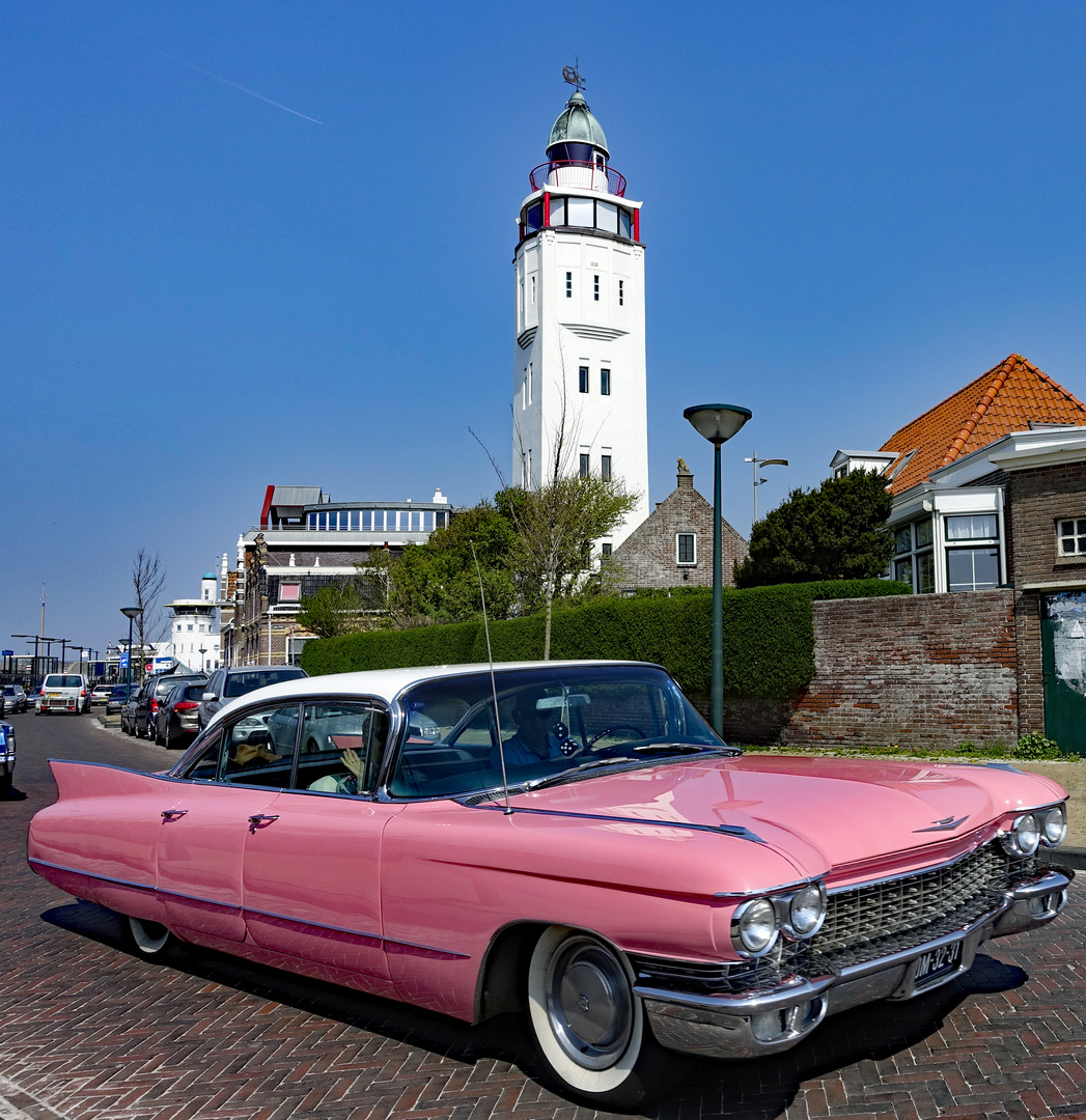 Auto vor Leuchtturm