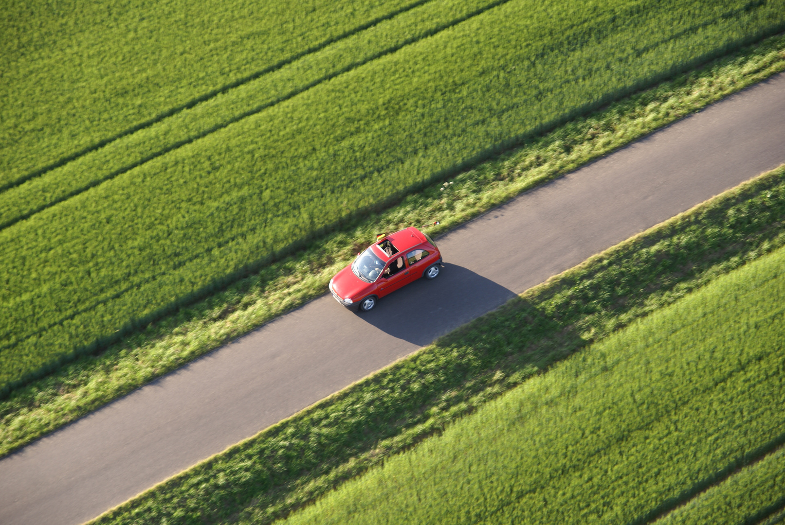 Auto zwischen Feldern