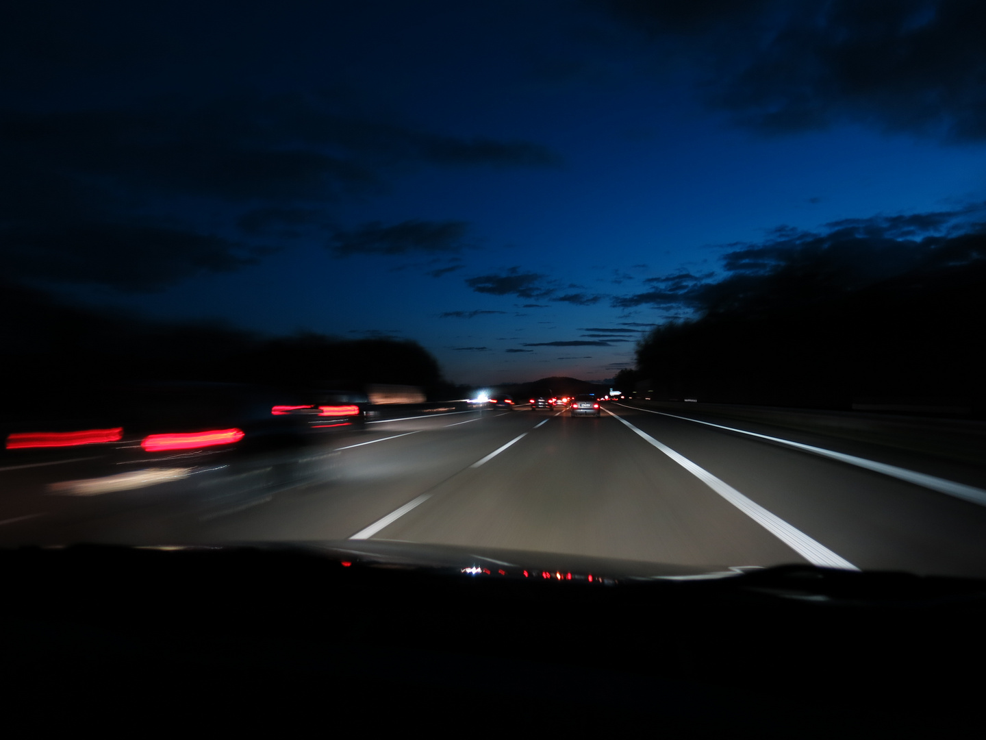 Autobahn am Abend