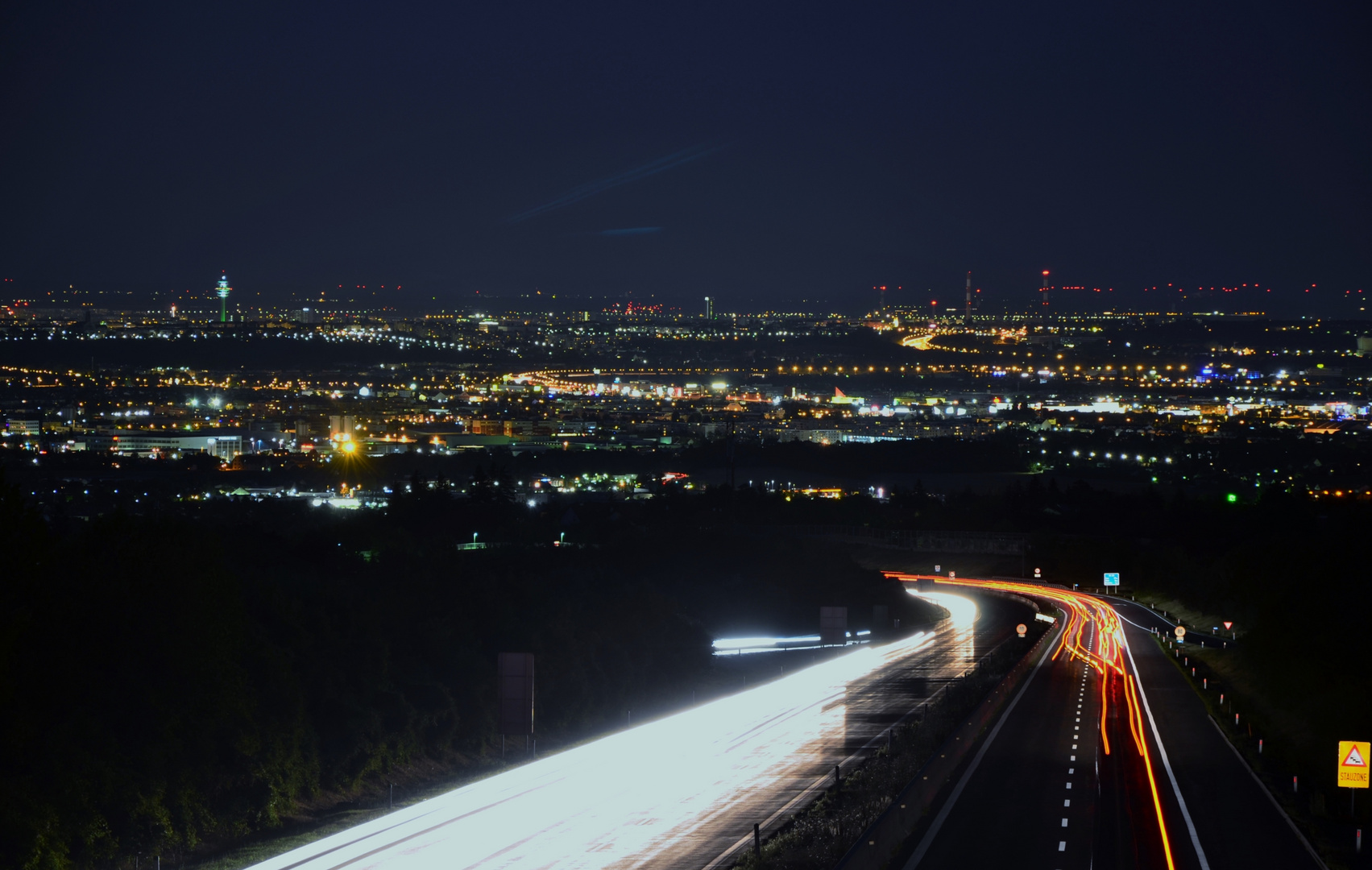 Autobahn bei Gieshübl im Vordergrund Wien