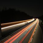 Autobahn bei Nacht.