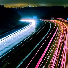 Autobahn bei Nacht