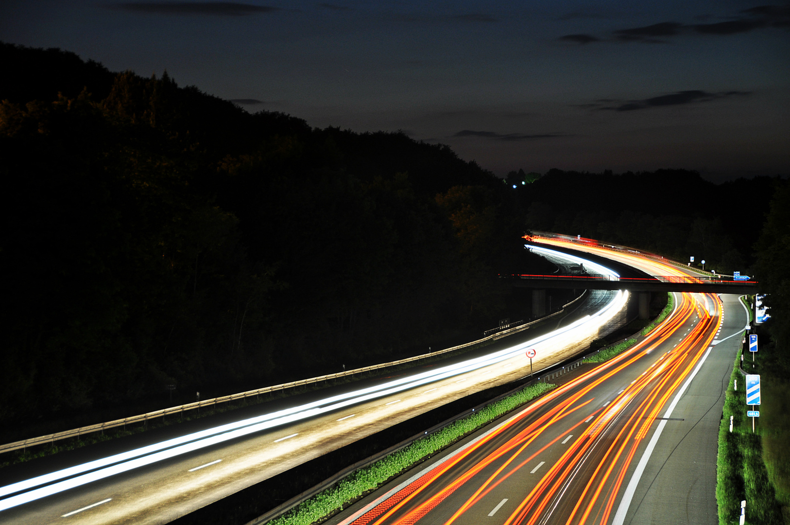 Autobahn bei Nacht