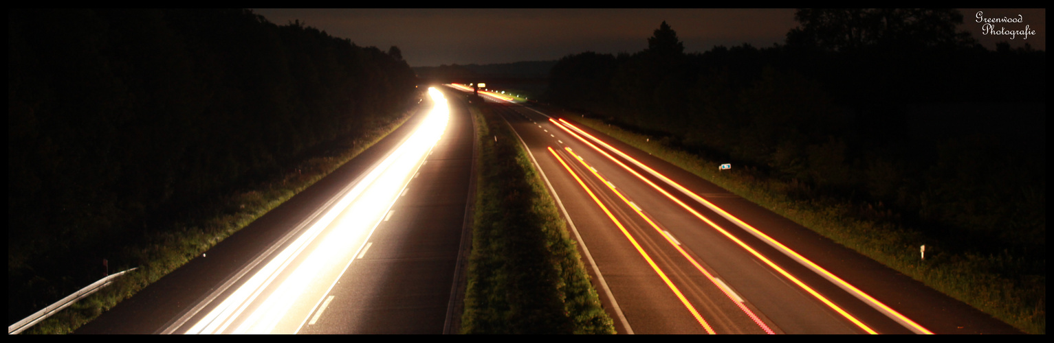 Autobahn bei Nacht